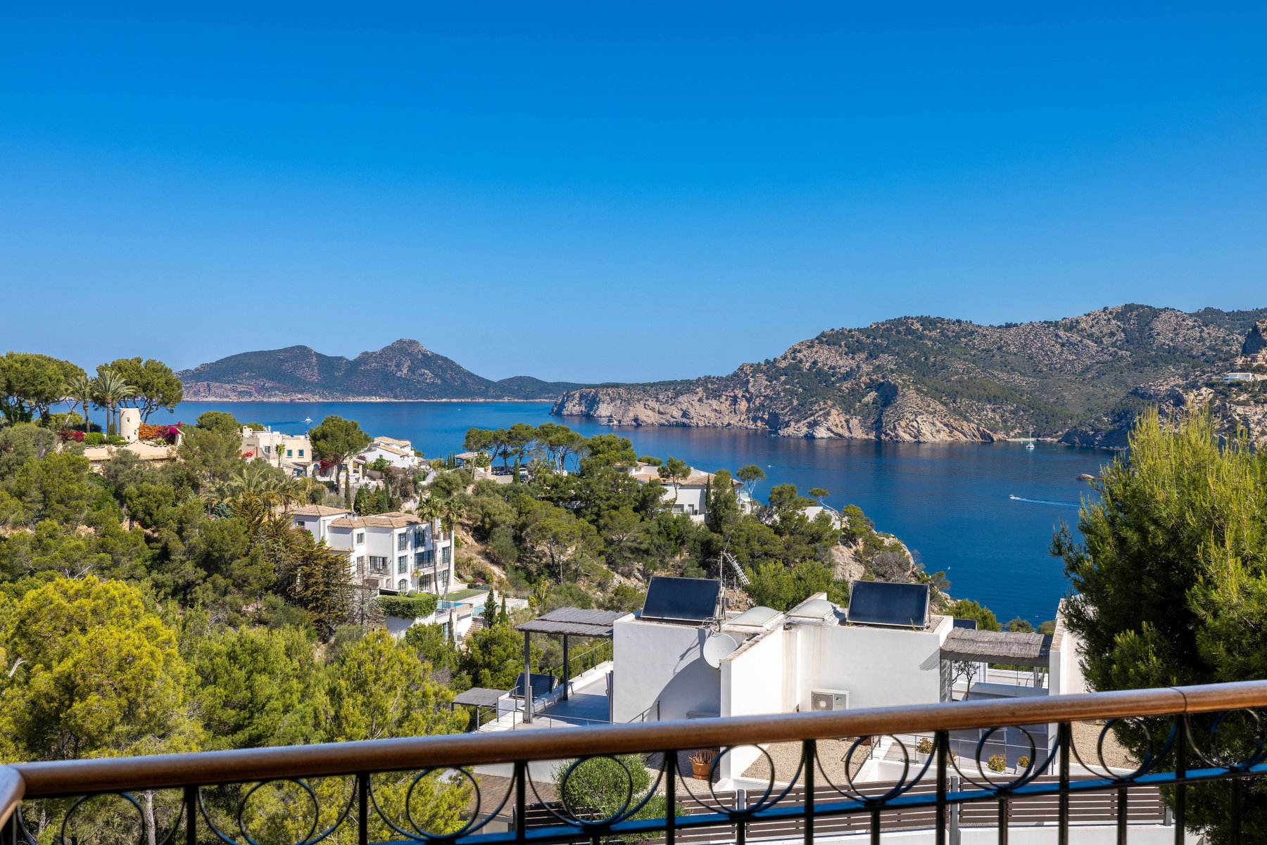 Panoramaudsigt over Port Andratx’ naturhavn, kysten og Tramuntana-bjergene